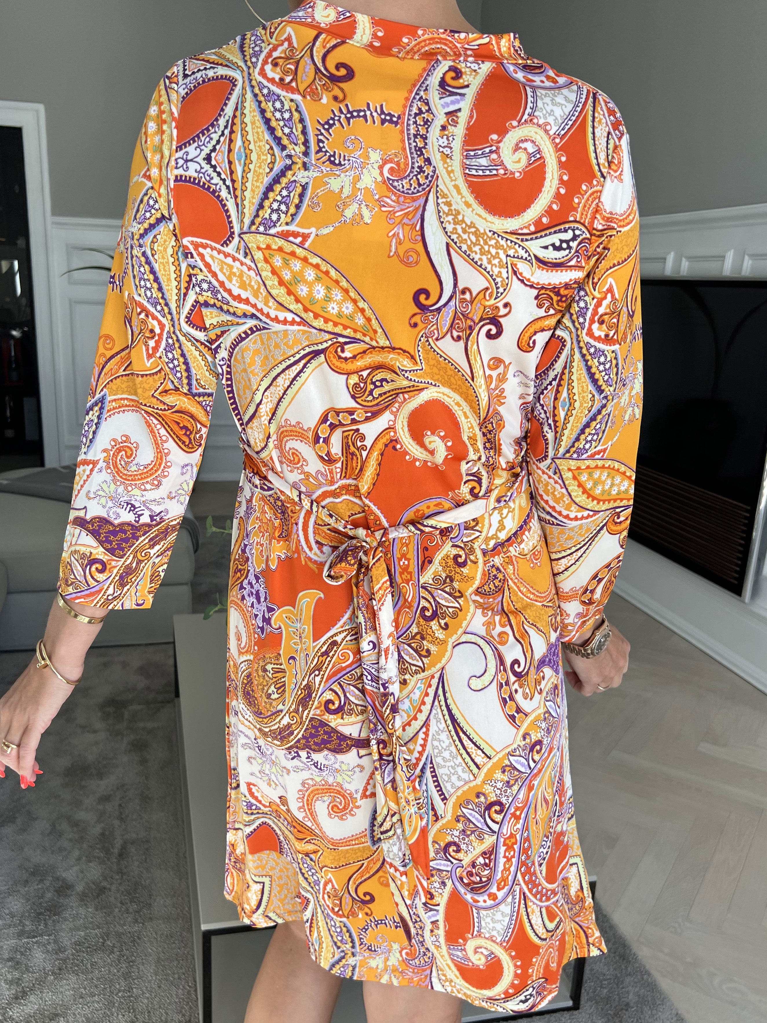 Inez - Elastisk mönstrad klänning med knut på bröstet